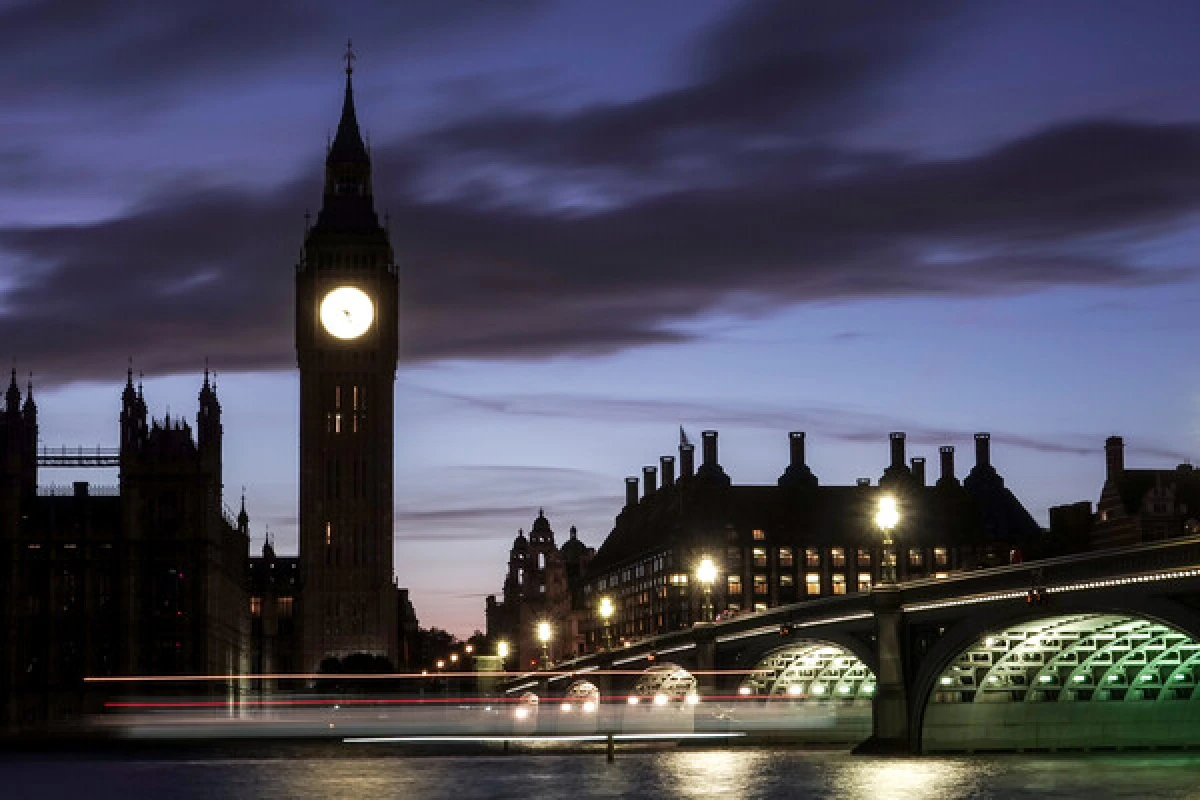 Londonda merin mühafizəçisi silah dolu çantanı küçədə unutdu