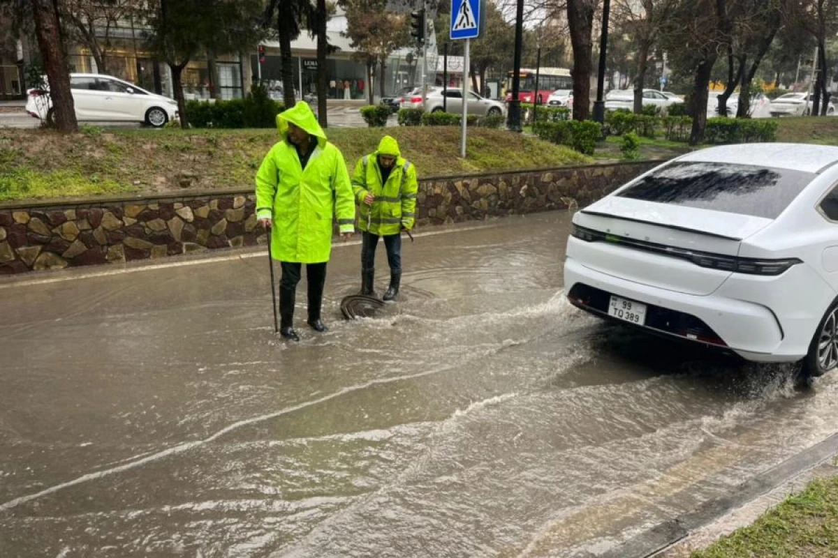Yolların kənarına yığılmış yağış suları kənarlaşdırıldı