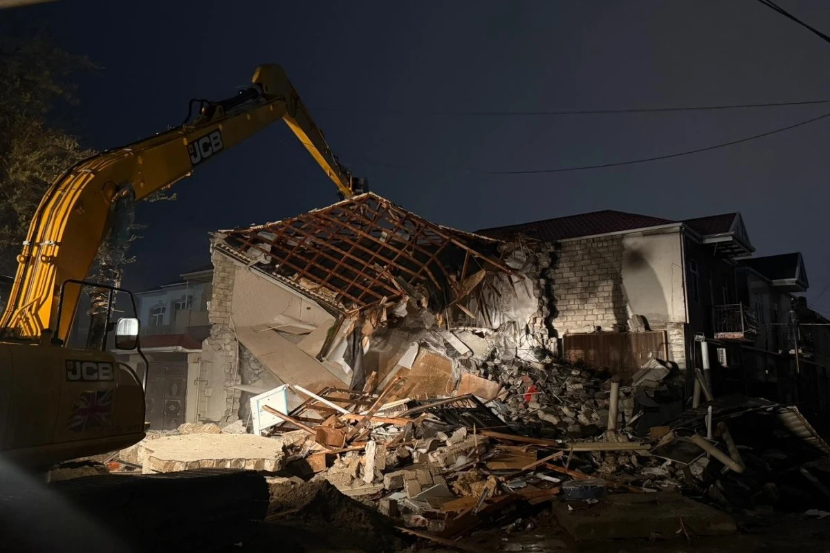 Keşlədə kollektorda qəzaya səbəb olan ev sökülür