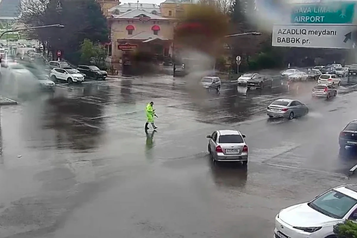 NİİM: Yağışa görə bəzi ərazilərdə nəqliyyatın hərəkəti çətinləşib