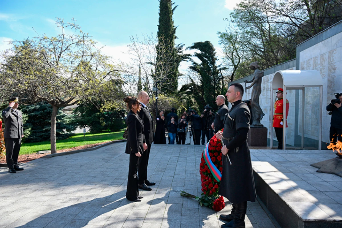 Prezident İlham Əliyev Tbilisidə Qəhrəmanlar Memorialını ziyarət etdi