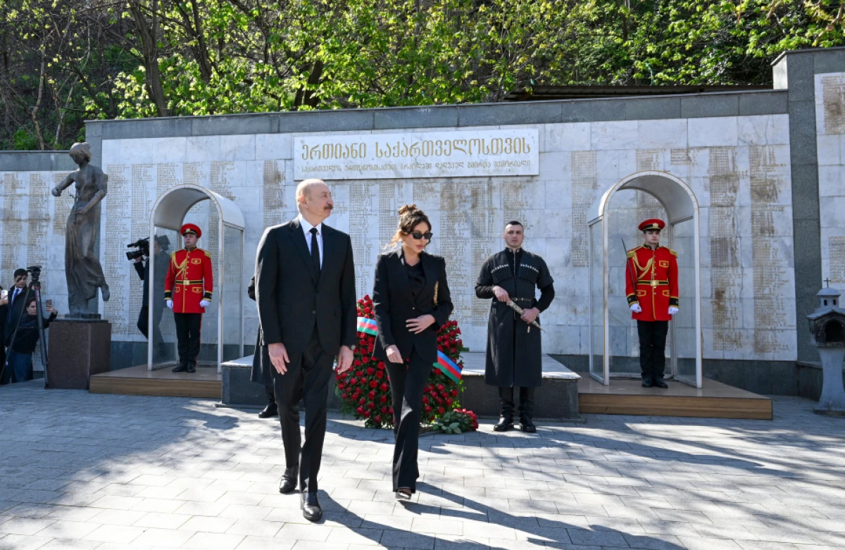 Prezident İlham Əliyev Tbilisidə Qəhrəmanlar Memorialını ziyarət etdi — 1