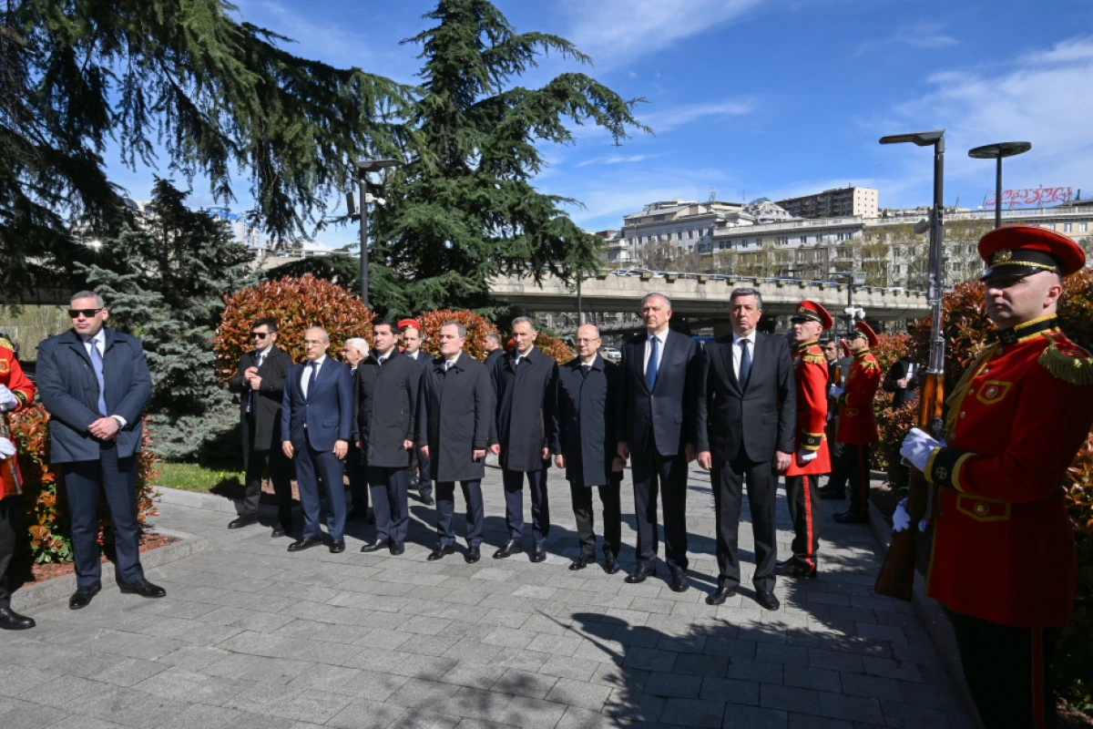 Prezident İlham Əliyev Tbilisidə Qəhrəmanlar Memorialını ziyarət etdi — 2