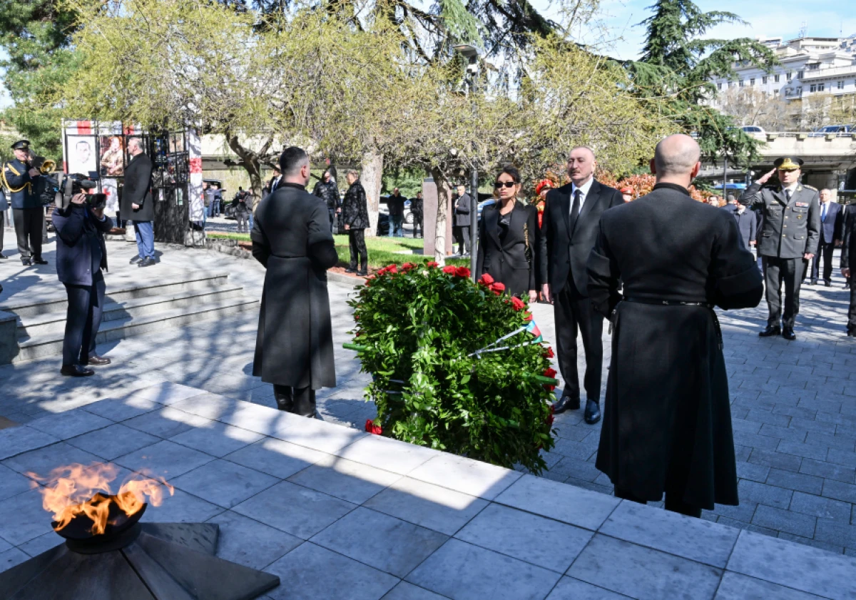 Prezident İlham Əliyev Tbilisidə Qəhrəmanlar Memorialını ziyarət etdi — 3