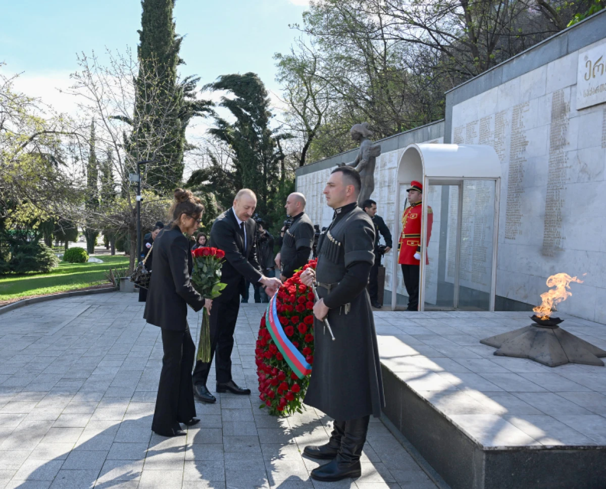 Prezident İlham Əliyev Tbilisidə Qəhrəmanlar Memorialını ziyarət etdi — 4