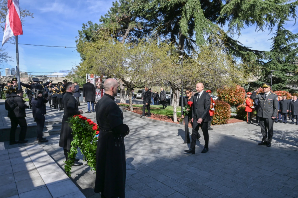 Prezident İlham Əliyev Tbilisidə Qəhrəmanlar Memorialını ziyarət etdi — 5