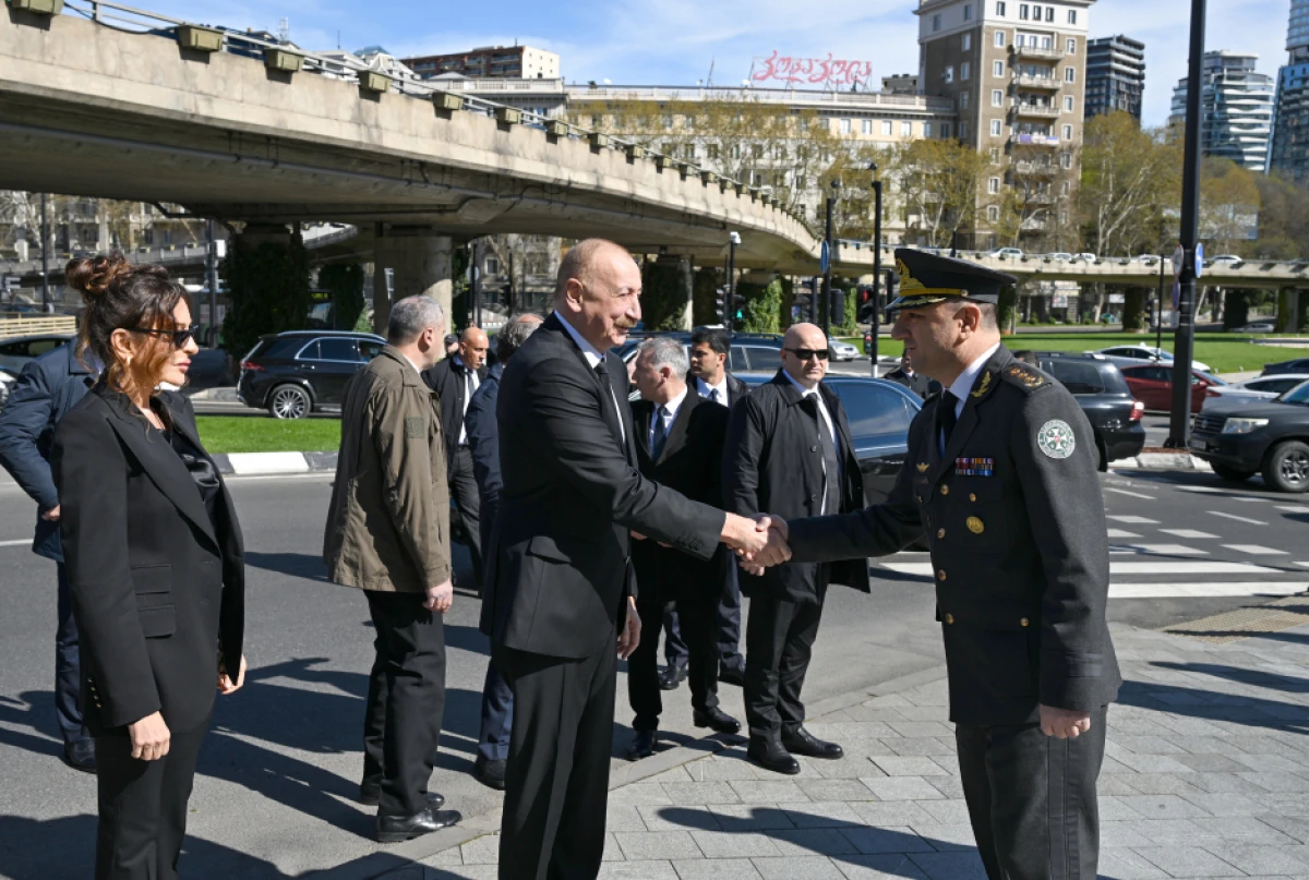 Prezident İlham Əliyev Tbilisidə Qəhrəmanlar Memorialını ziyarət etdi — 6