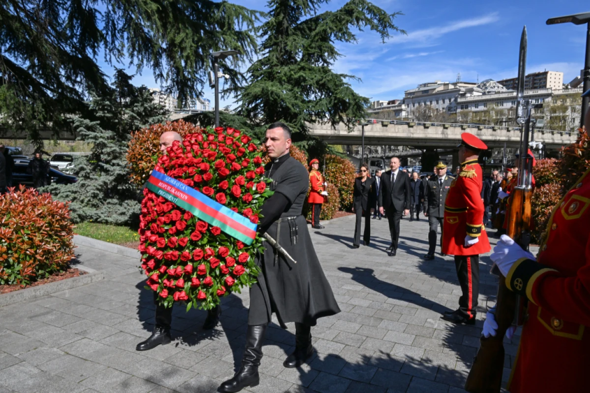 Prezident İlham Əliyev Tbilisidə Qəhrəmanlar Memorialını ziyarət etdi — 7