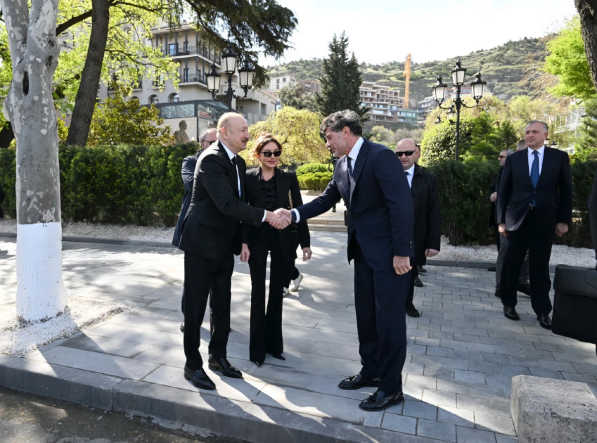 Prezident Tbilisidə Ümummilli Lider Heydər Əliyevin abidəsini ziyarət etdi — 1