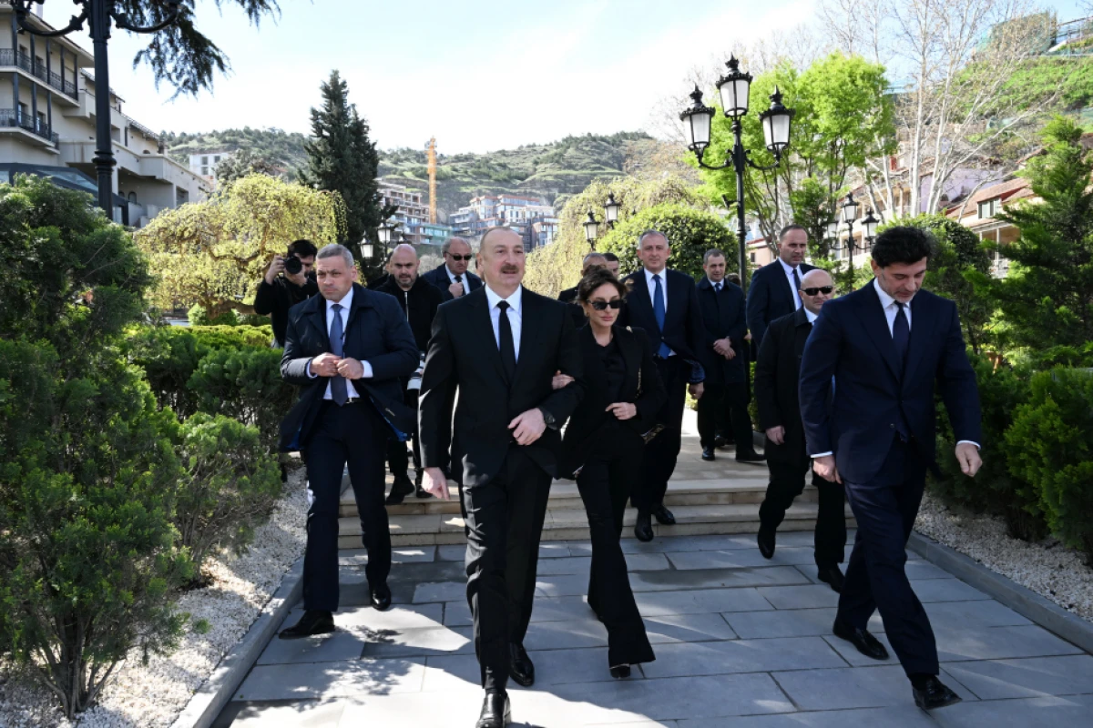 Prezident Tbilisidə Ümummilli Lider Heydər Əliyevin abidəsini ziyarət etdi — 2