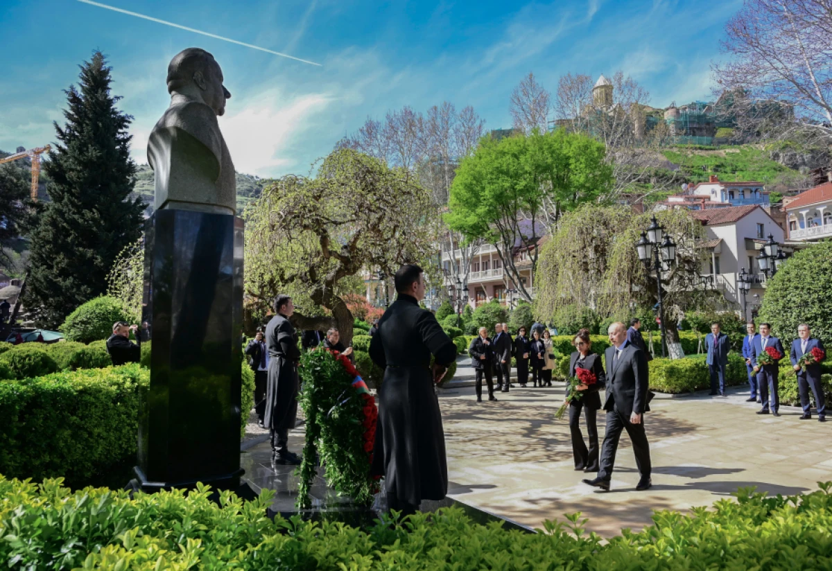 Prezident Tbilisidə Ümummilli Lider Heydər Əliyevin abidəsini ziyarət etdi — 3