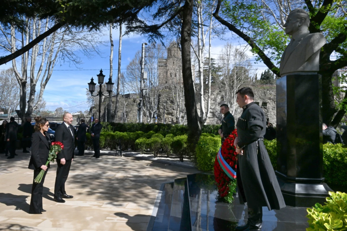 Prezident Tbilisidə Ümummilli Lider Heydər Əliyevin abidəsini ziyarət etdi — 4