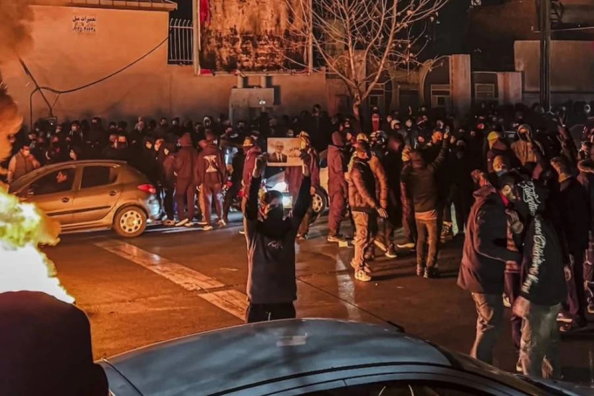 SON AN: İran xalqı körpülərə, elektrik stansiyalarına canlı sipər çəkib, bombaların endirilməsini gözləyir