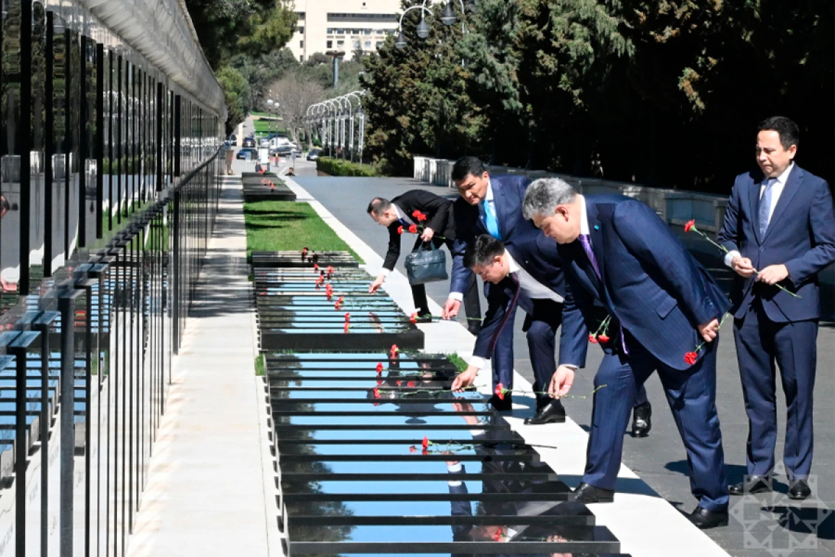 Qazaxıstan nümayəndə heyəti Şəhidlər xiyabanını və Zəfər parkını ziyarət etdi
