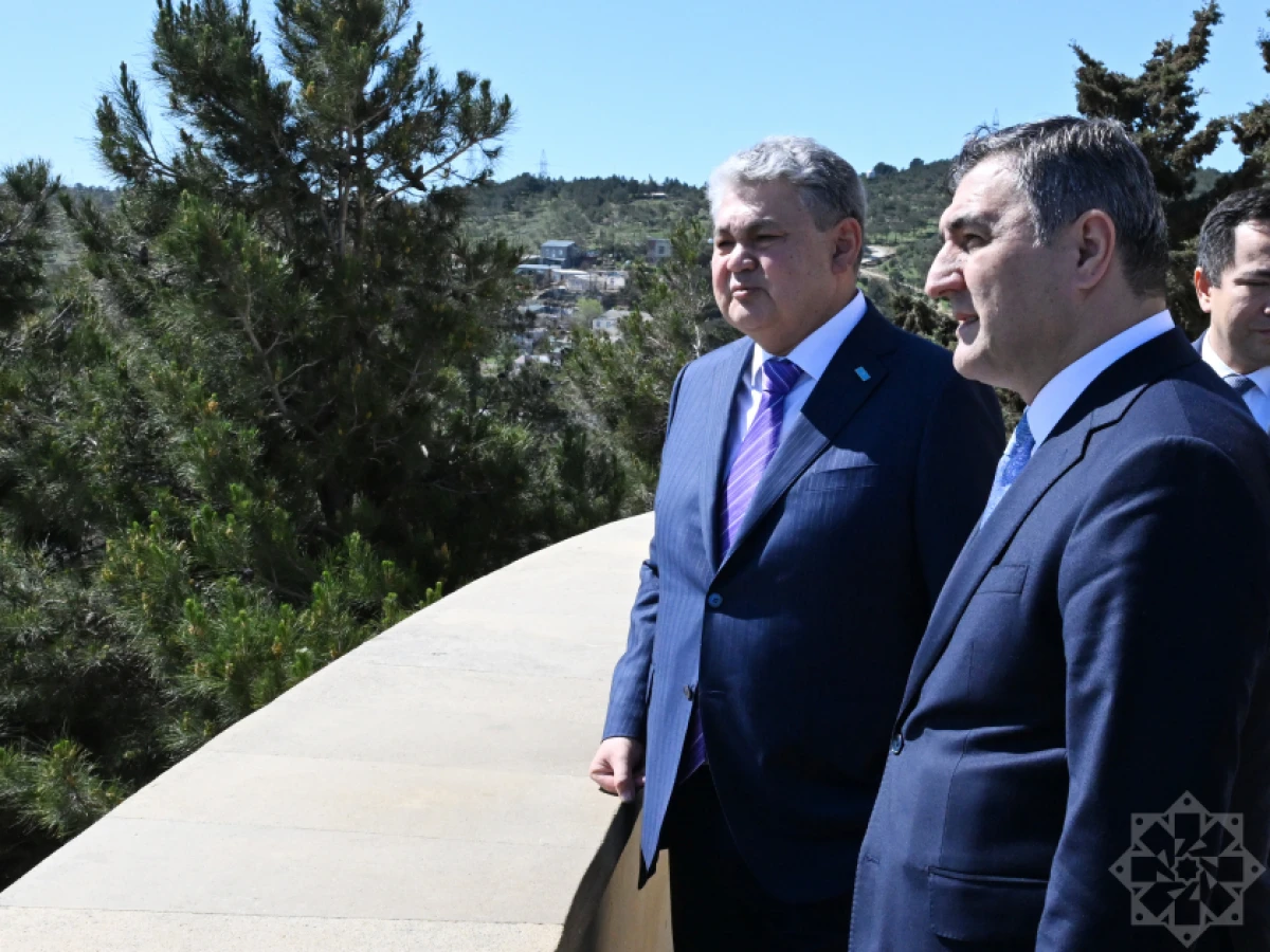 Qazaxıstan nümayəndə heyəti Şəhidlər xiyabanını və Zəfər parkını ziyarət etdi — 3