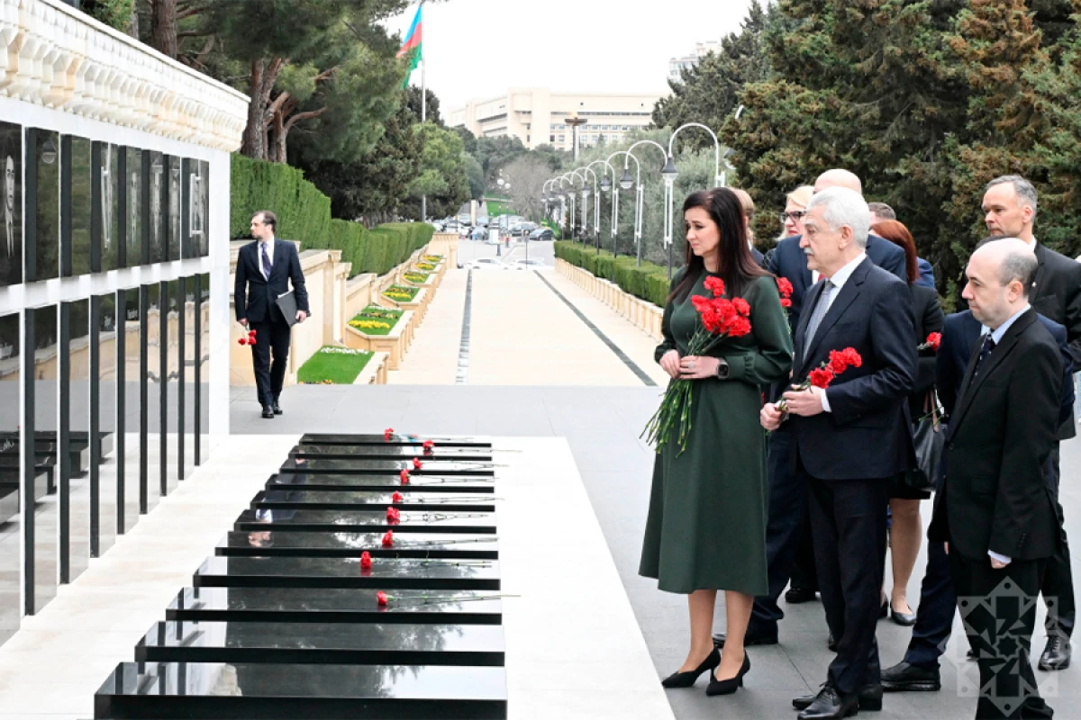 Litvanın Baş naziri Bakıda şəhidlərin xatirəsini andı