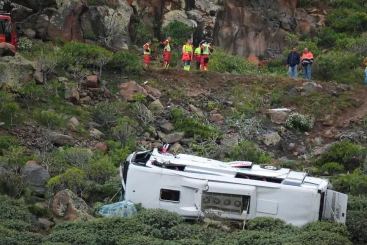 İspaniyada turist avtobusu dərəyə aşdı- Ölən və yaralananlar var