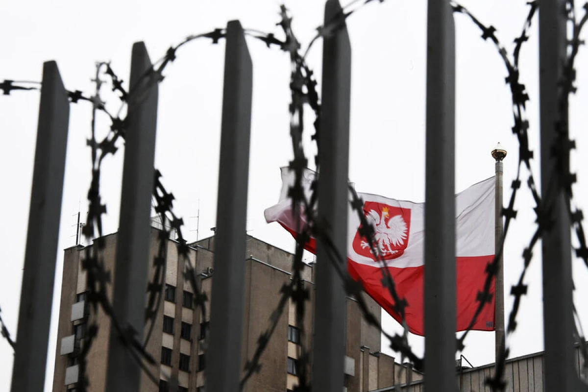 Polşa Belarusla sərhəddə yeni hasar tikir