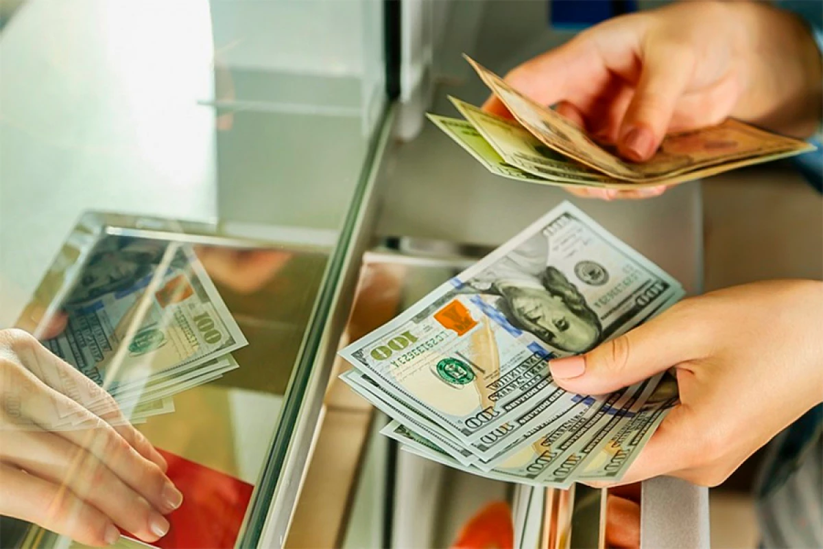Dollar almaq istəyənlərin NƏZƏRİNƏ