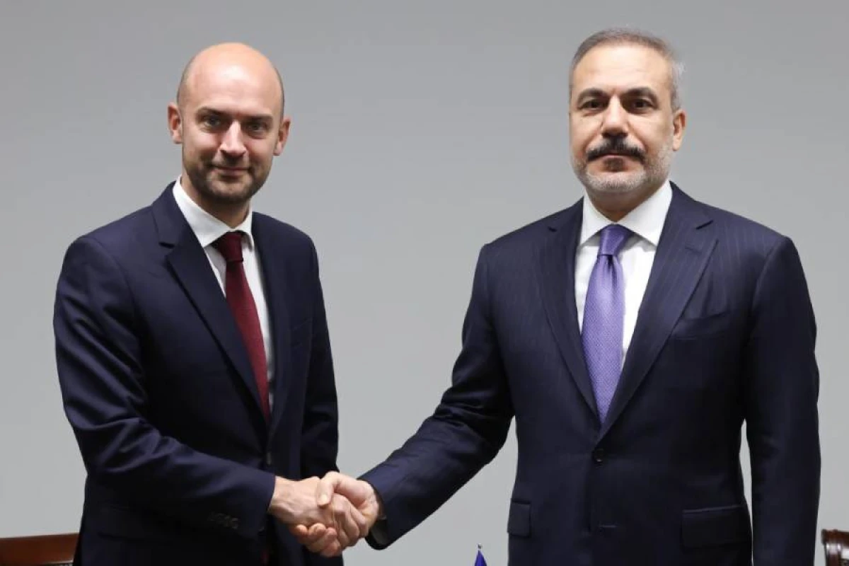 Hakan Fidan fransalı həmkarı Barro ilə telefon danışığı apardı