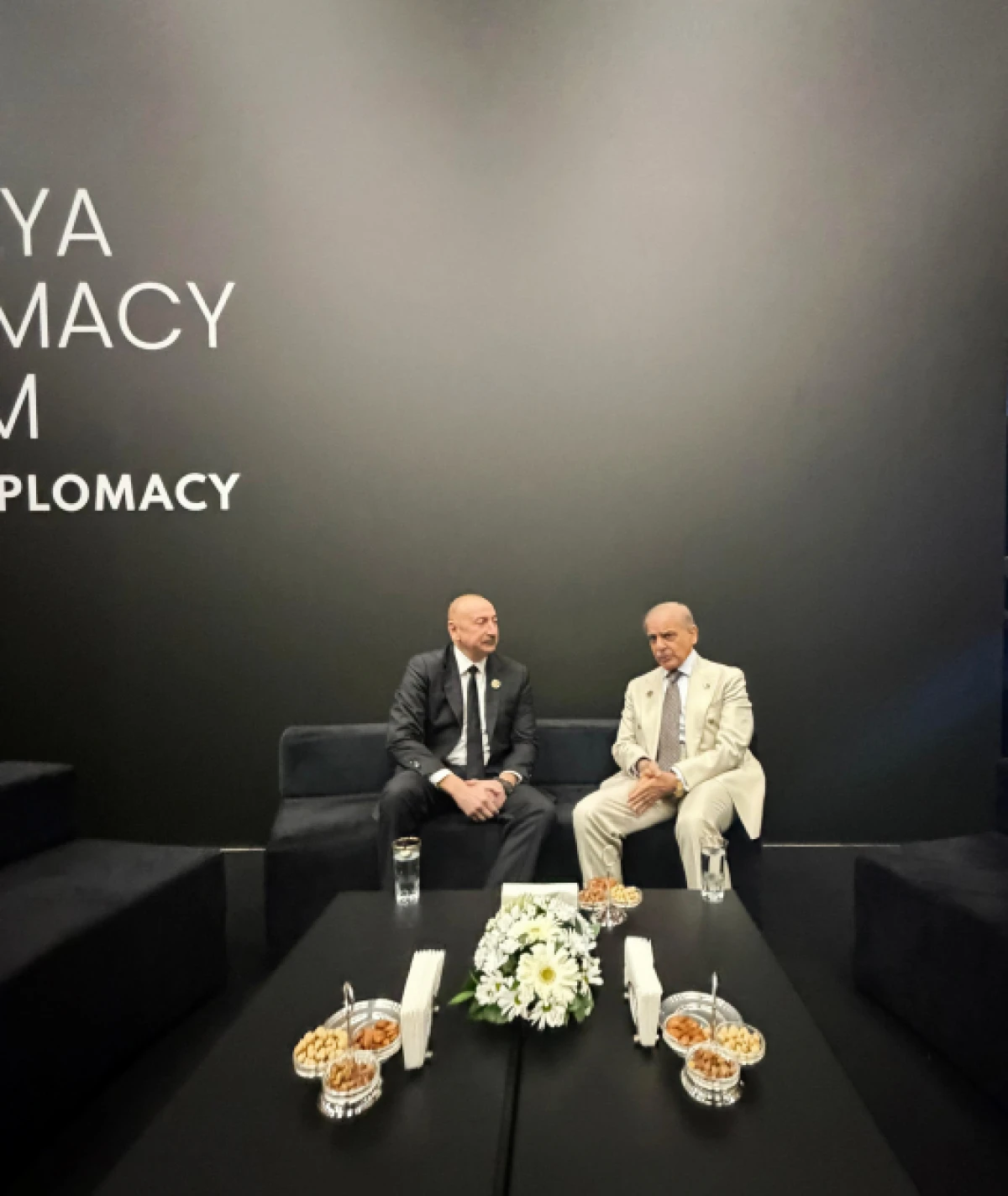 Prezident İlham Əliyev Pakistanın Baş naziri ilə görüşdü — 1