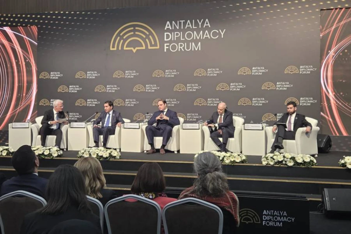 H. Hacıyev: "Qlobal logistika zəncirlərinin pozulması Orta Dəhlizin əhəmiyyətini bir daha göstərdi"