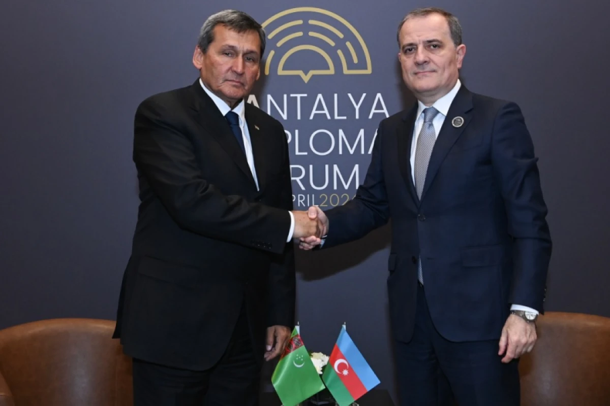 Azərbaycan və Türkmənistan XİN başçıları əməkdaşlıq məsələlərini müzakirə etdilər