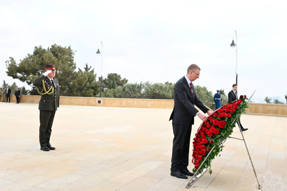 Latviya Prezidenti Şəhidlər xiyabanını ziyarət etdi