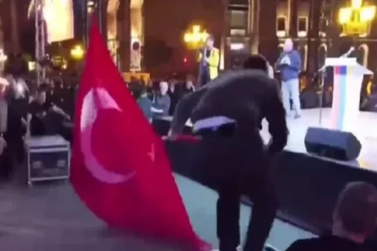 İrəvanda Türkiyə bayrağı yandırıldı