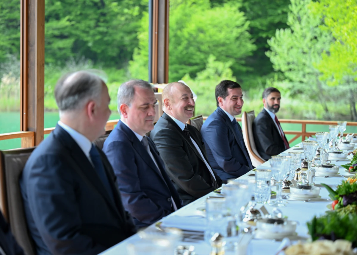 Prezident İlham Əliyevin adından Çexiyanın Baş nazirinin şərəfinə rəsmi lanç verildi — 2