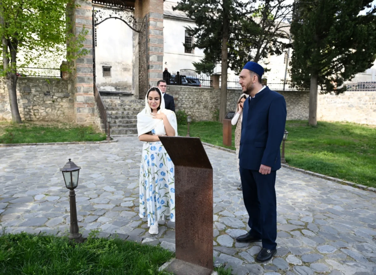 Prezidentin qızları Xan məscidini ziyarət etdilər — 1