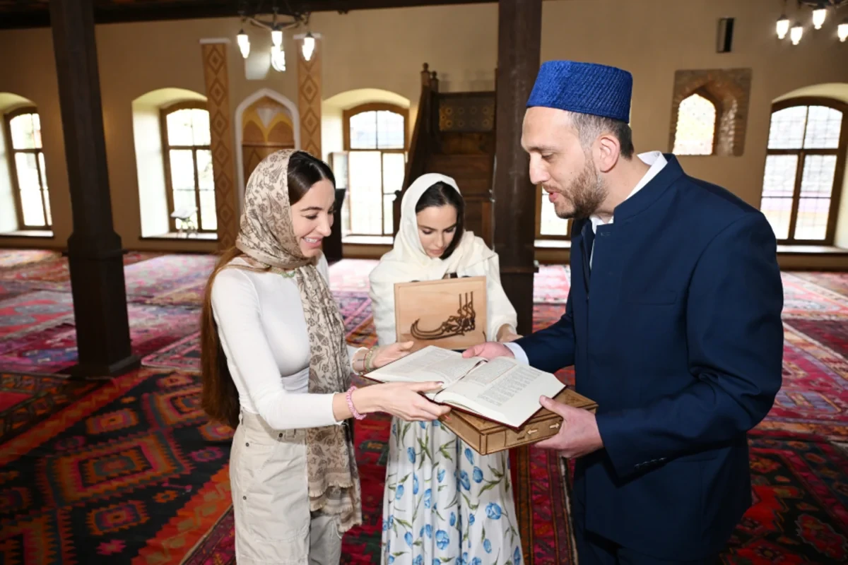 Prezidentin qızları Xan məscidini ziyarət etdilər — 3