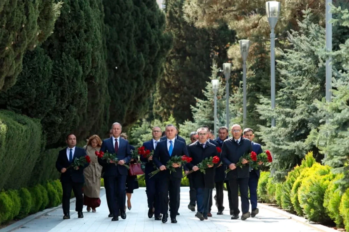 Səhiyyə nazirliyinin rəhbər heyəti Zərifə Əliyevanın məzarını ziyarət etdi