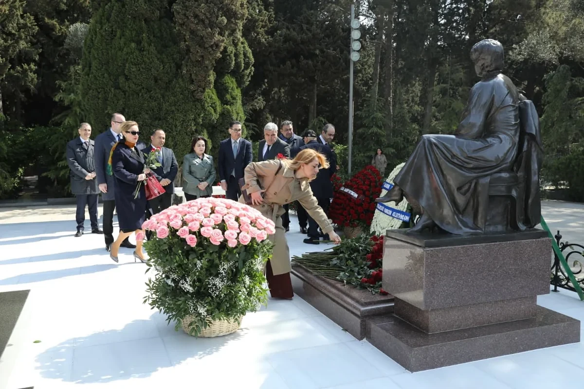 Səhiyyə nazirliyinin rəhbər heyəti Zərifə Əliyevanın məzarını ziyarət etdi — 1