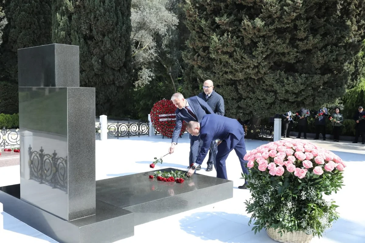 Səhiyyə nazirliyinin rəhbər heyəti Zərifə Əliyevanın məzarını ziyarət etdi — 2