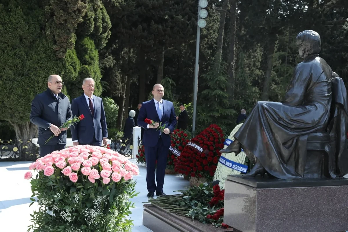 Səhiyyə nazirliyinin rəhbər heyəti Zərifə Əliyevanın məzarını ziyarət etdi — 3