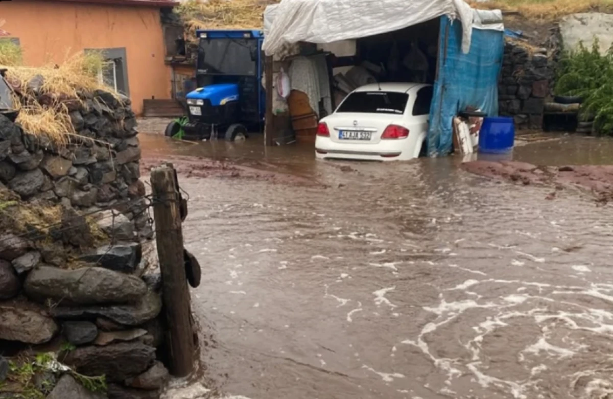 Bakıda yağış sularının dağıtdığı evlərin sahiblərinə ŞAD XƏBƏR