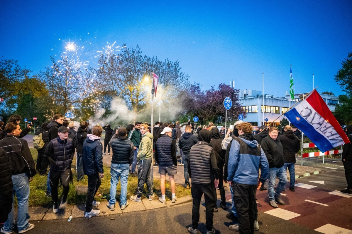 Niderlandda etirazçılar bələdiyyə binasına hücum etdi – qərar geri çəkildi