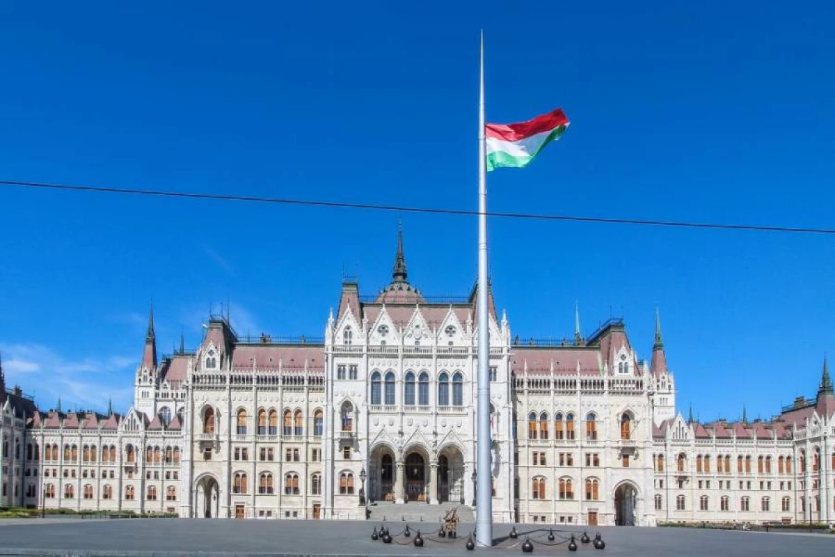 KİV: Macarıstanda hakimiyyətə yaxın şəxslər aktivləri xaricə köçürür