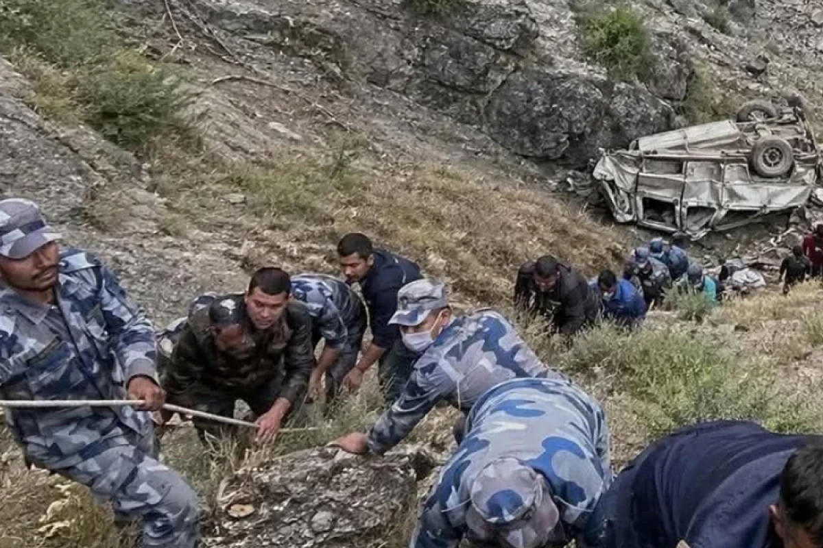 "Jeep" uçurumdan düşdü - 17 nəfər öldü