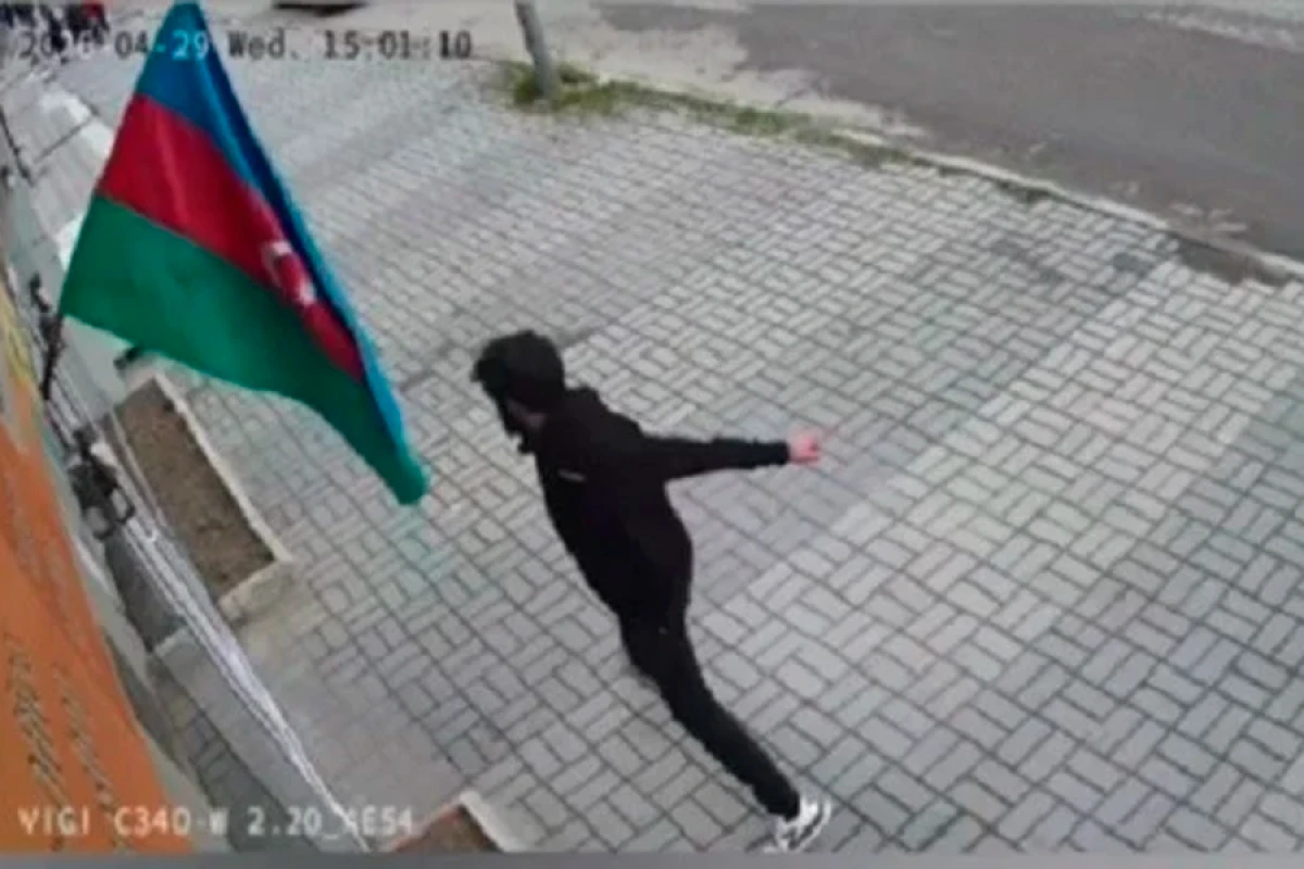 Bayrağa hörmətsizlik edən şəxslə bağlı araşdırma başladı - Video
