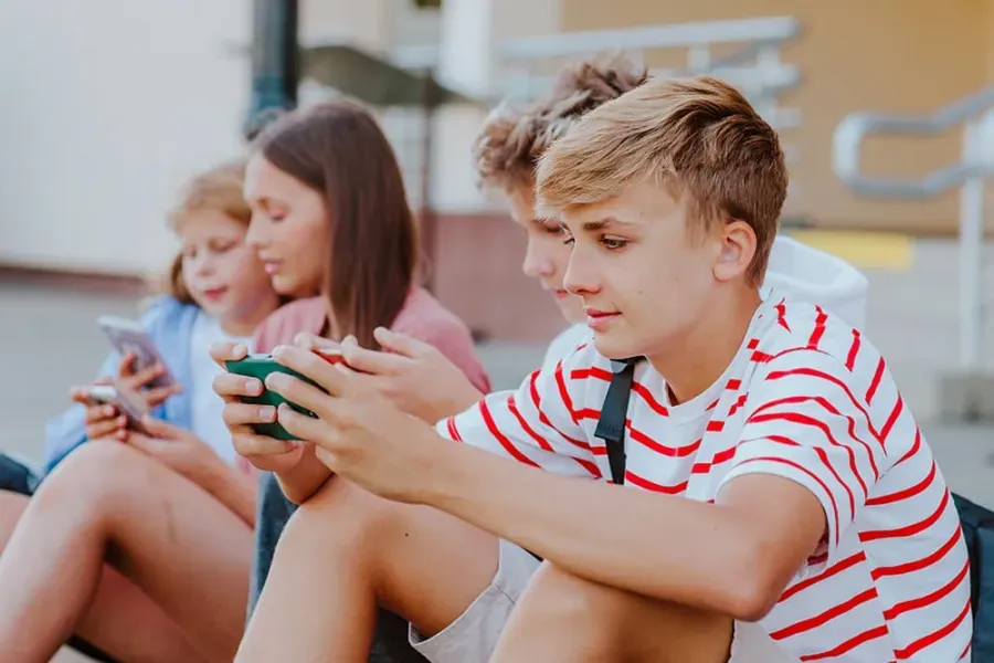 Вопросы остаются открытыми: как будут контролировать 16-летних подростков?