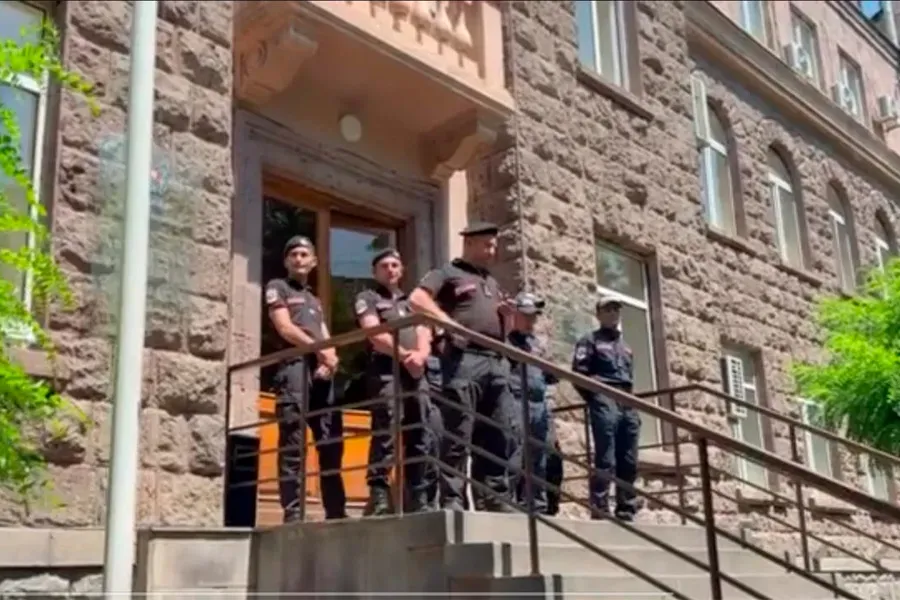 Полиция стягивается к зданию ЦИК Армении — начинается митинг