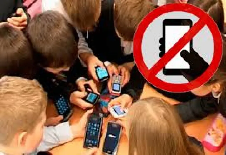Запрет на телефоны в школах узаконен: министр утвердил решение