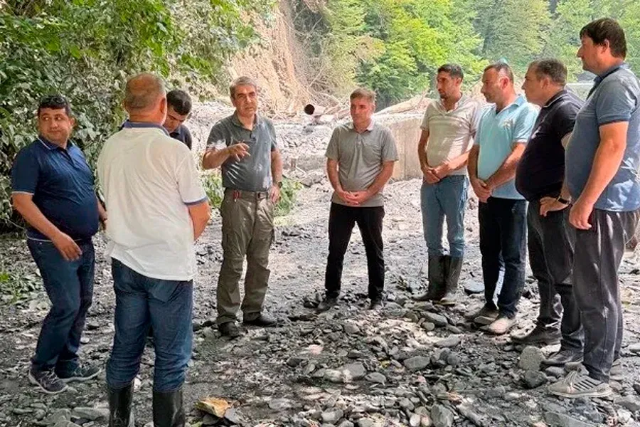 Разве это глава исполнительной власти? Что за одежда? — ФОТО