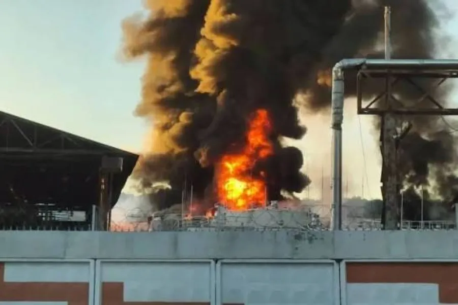 Хаос из-за дронов в российской столице: стратегический нефтяной объект охвачен пламенем