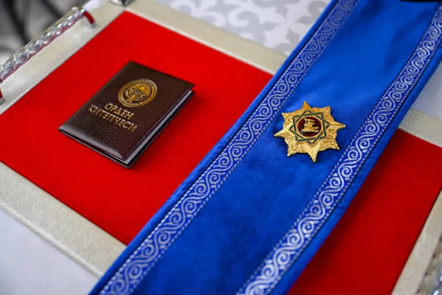 Садыр Жапаров наградил Ильхама Алиева высшей государственной наградой Кыргызстана — орденом «Манас»