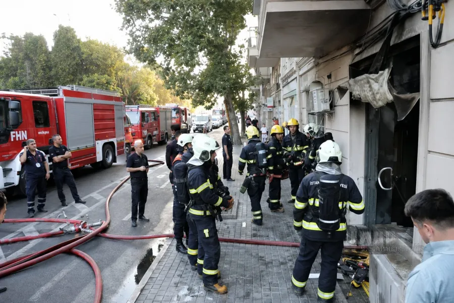 В центре Баку загорелся объект, пострадали квартиры