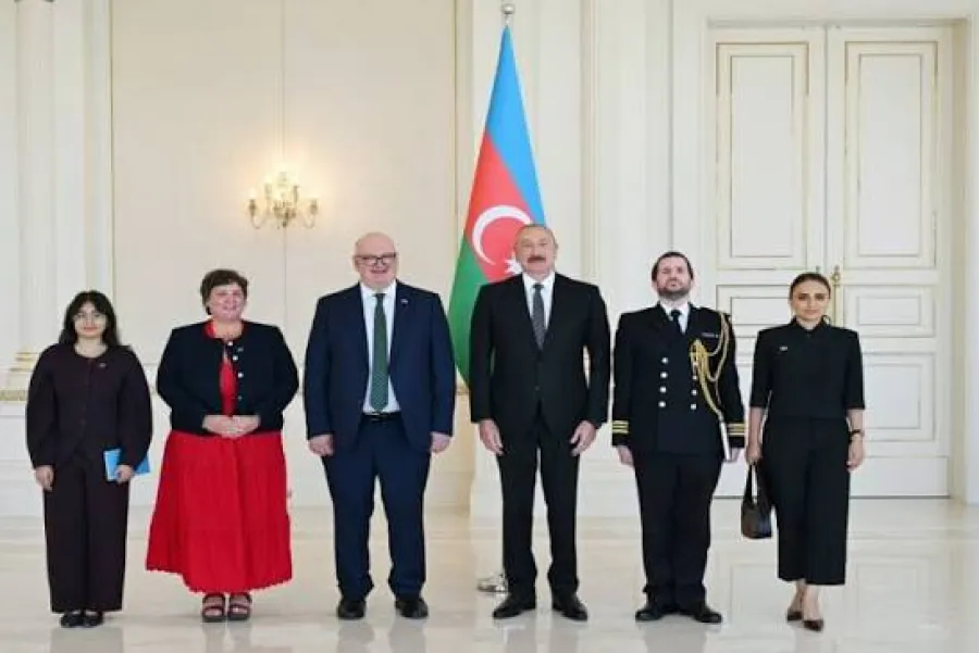 Президент принял верительные грамоты новоназначенного посла Великобритании в Азербайджане