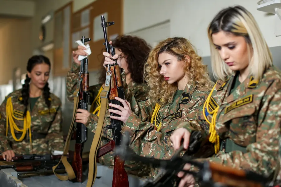 Ermənistan qadın hərbçiləri Azərbaycanla sərhədə göndərir